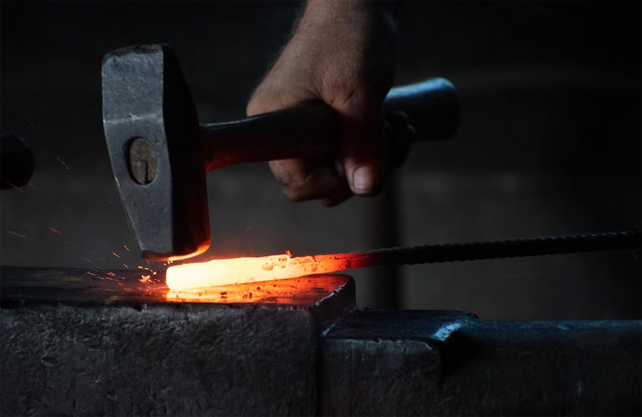 Guida Completa ai Materiali degli Acciai per Coltelli e Utensili: Un'Analisi Dettagliata